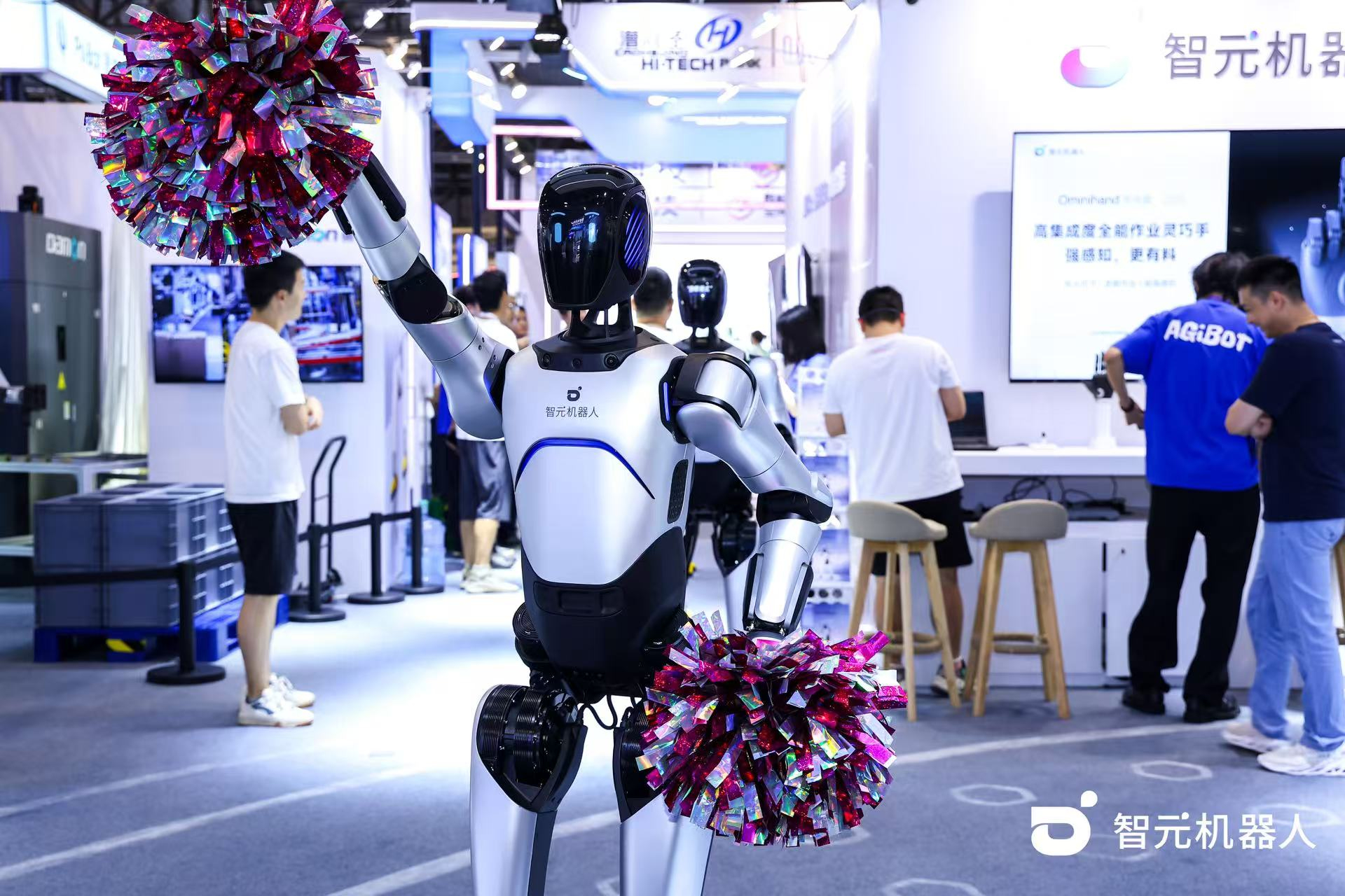 乐鱼机器人 WAIC 首日展台火爆，机器...